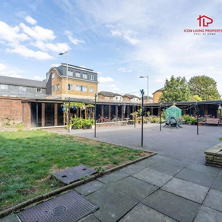 Spacious 1 Bed Flat For Contractors Leisure And Relocation Guests By Icon Living Properties Short Lets And Serviced Accommodation Barking Exteriér fotografie
