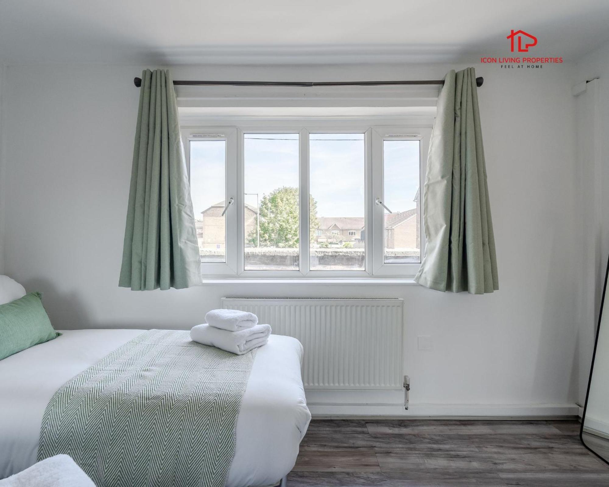 Spacious 1 Bed Flat For Contractors Leisure And Relocation Guests By Icon Living Properties Short Lets And Serviced Accommodation Barking Exteriér fotografie