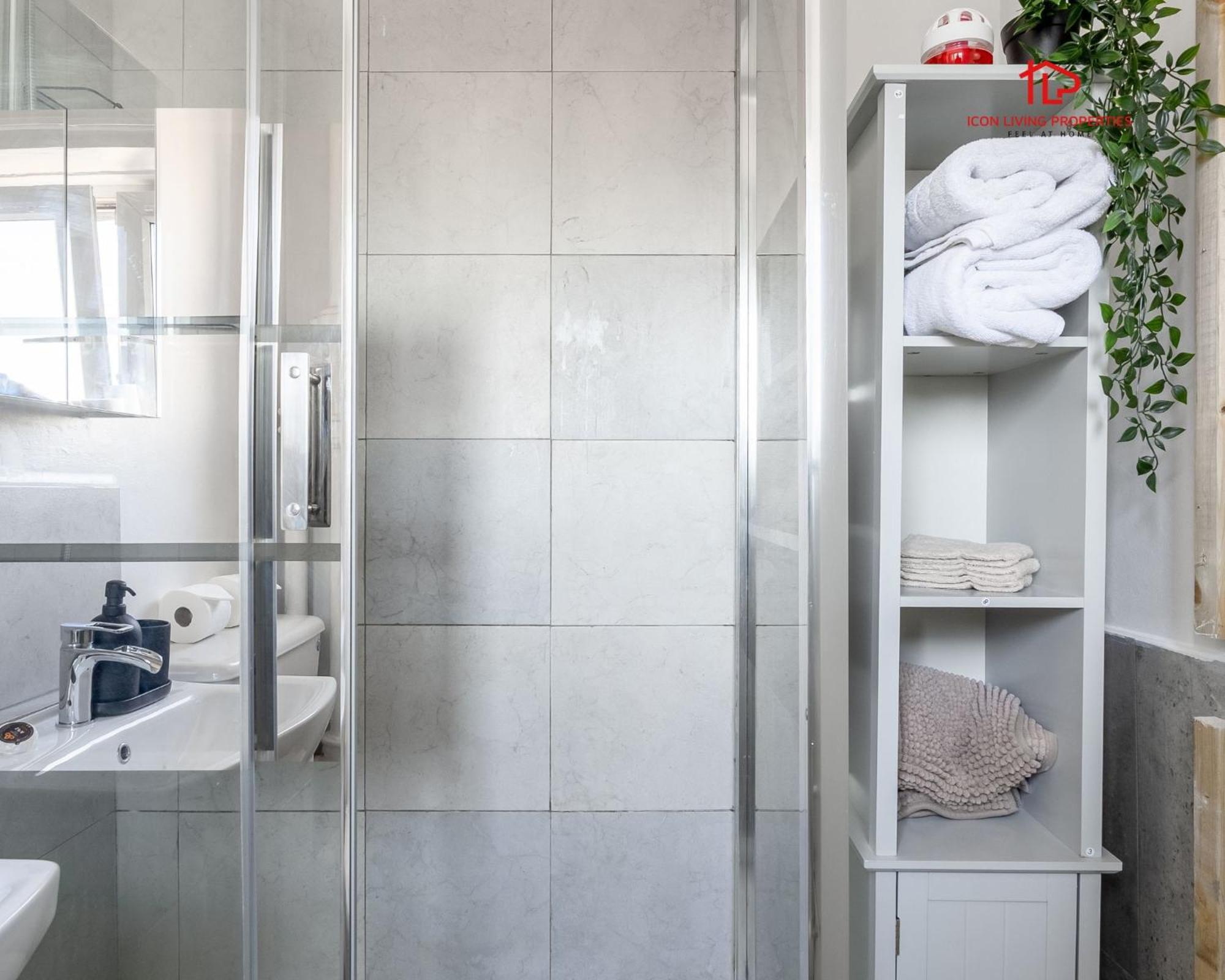 Spacious 1 Bed Flat For Contractors Leisure And Relocation Guests By Icon Living Properties Short Lets And Serviced Accommodation Barking Exteriér fotografie
