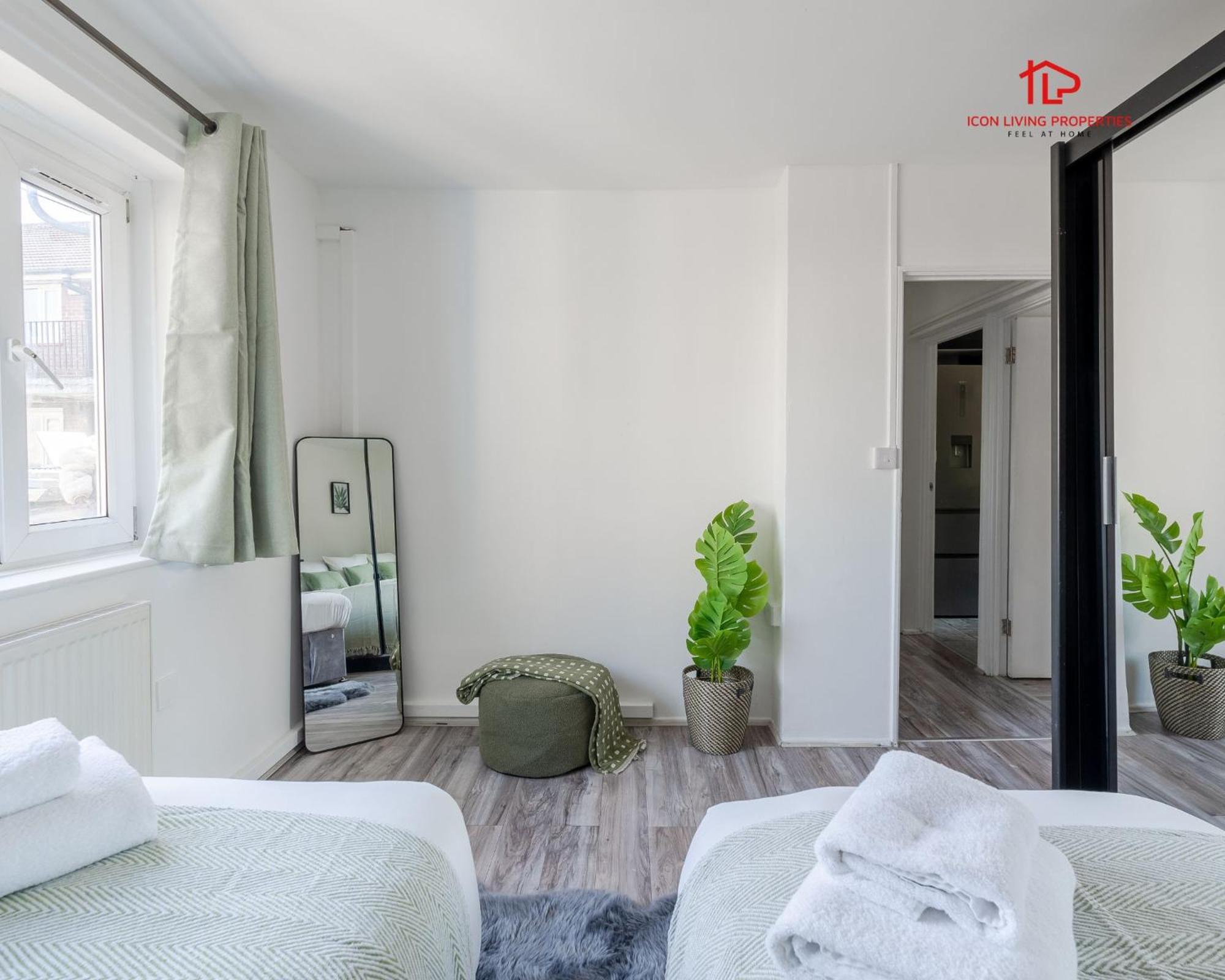 Spacious 1 Bed Flat For Contractors Leisure And Relocation Guests By Icon Living Properties Short Lets And Serviced Accommodation Barking Exteriér fotografie