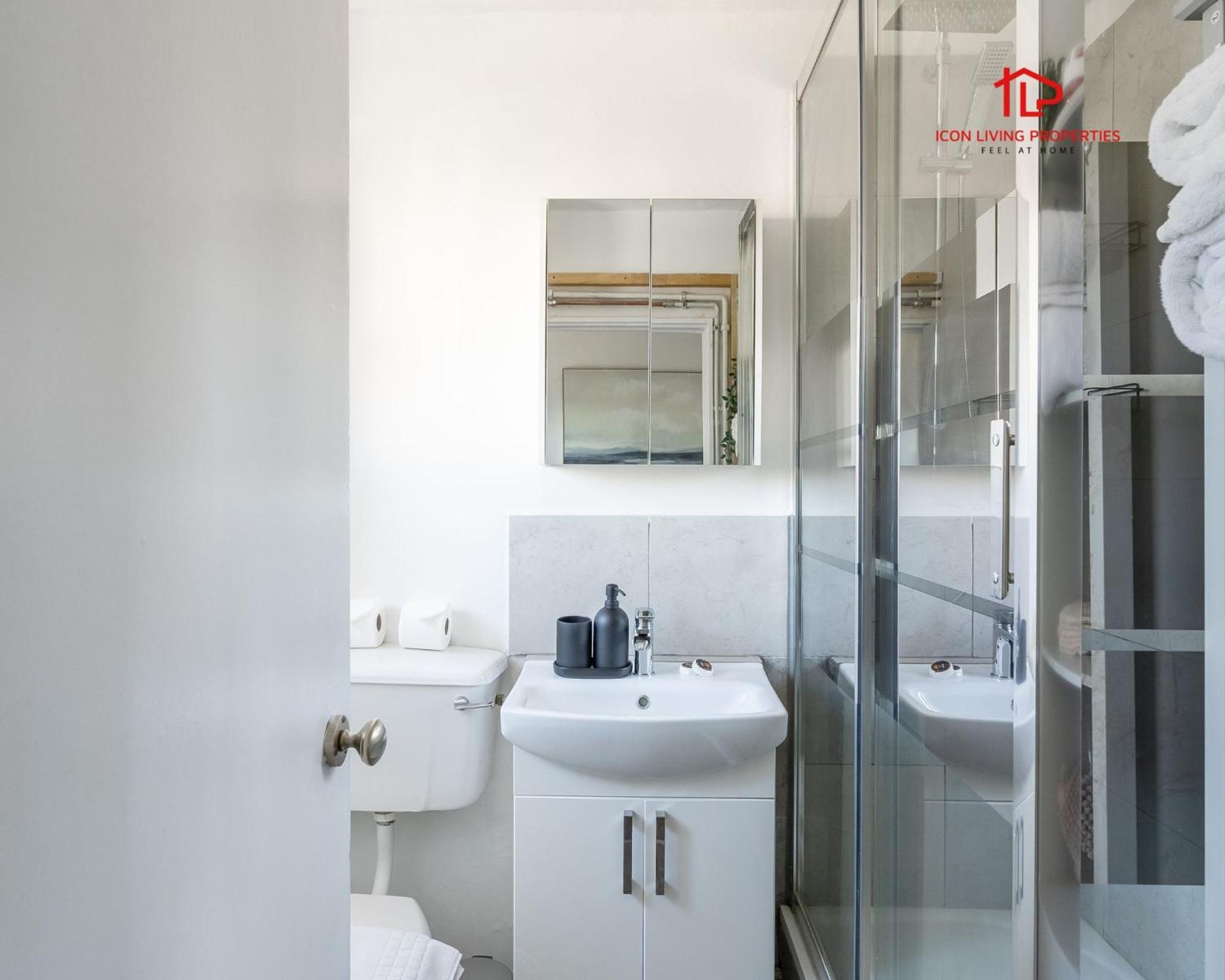 Spacious 1 Bed Flat For Contractors Leisure And Relocation Guests By Icon Living Properties Short Lets And Serviced Accommodation Barking Exteriér fotografie